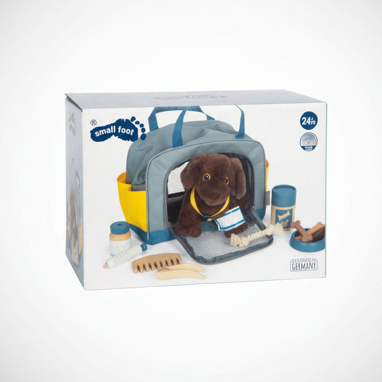 Perro con transportín y set de cuidados