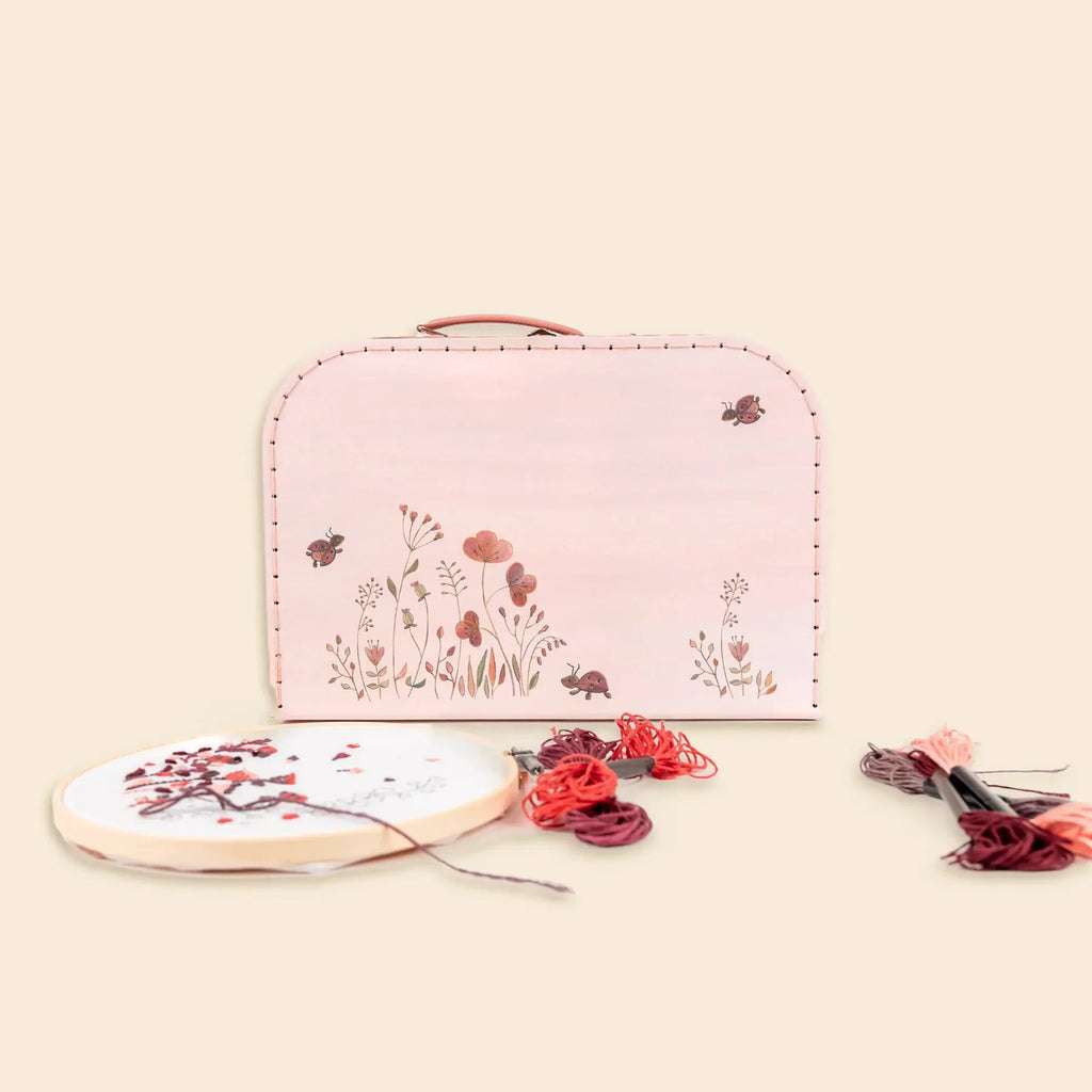 Maletín con Kit de Bordado Mariquitas