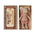 Hermana ratona mayor en caja de cerillas