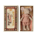 Hermana ratona mayor en caja de cerillas