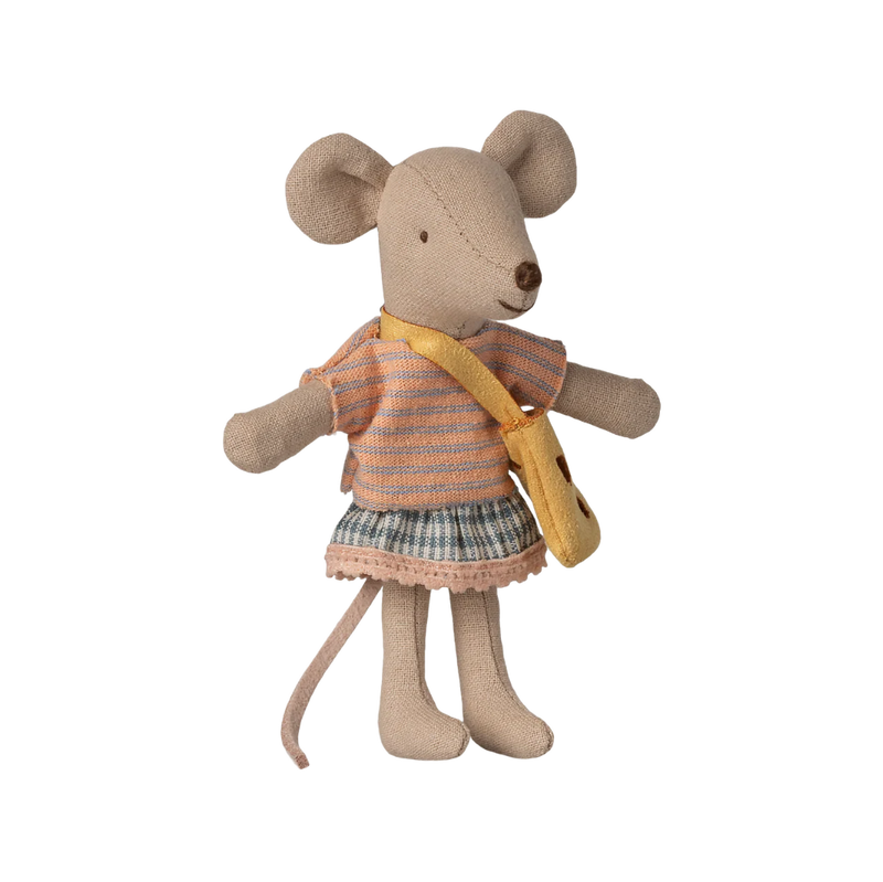 Hermana ratona pequeña con bolso