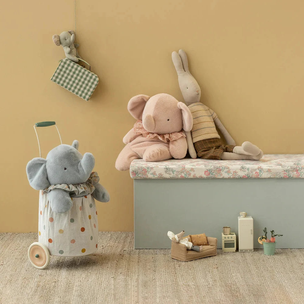 Elefante de peluche grande - empolvado