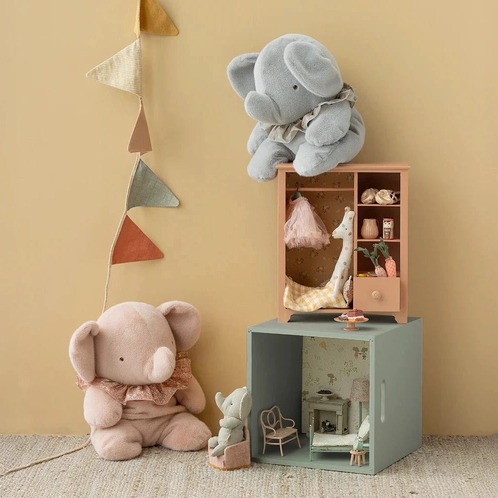 Elefante de peluche grande - empolvado
