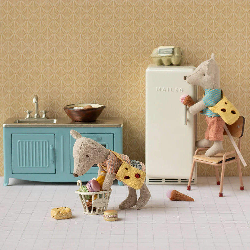 Ropa y bolso, hermana ratona pequeña