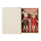 Ratones gemelos navideños en libro