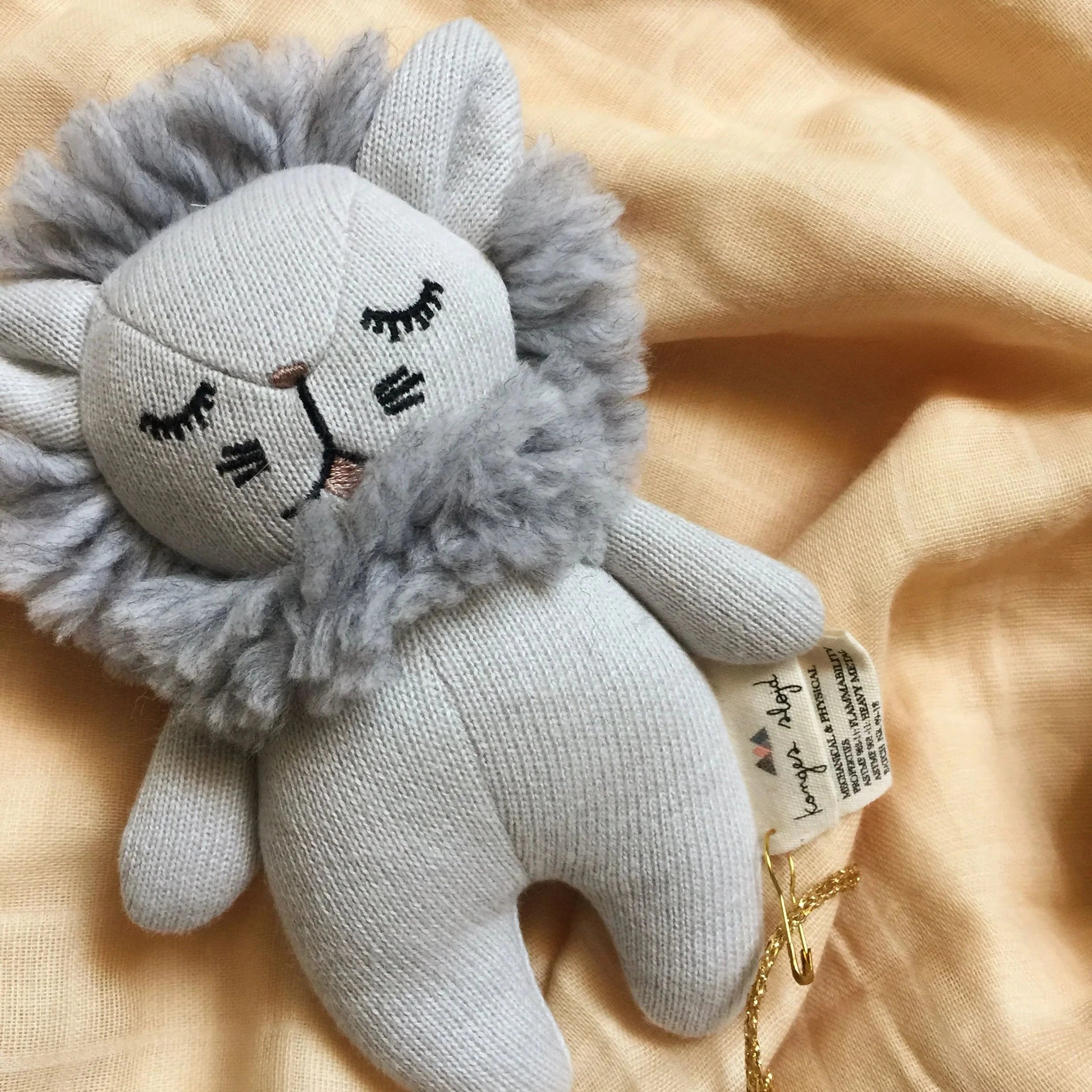 Mini león sonajero