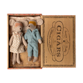Mama y papa ratón en caja de cigarros