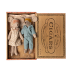 Mama y papa ratón en caja de cigarros