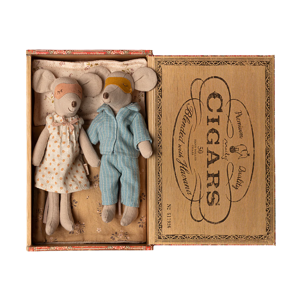 Mama y papa ratón en caja de cigarros