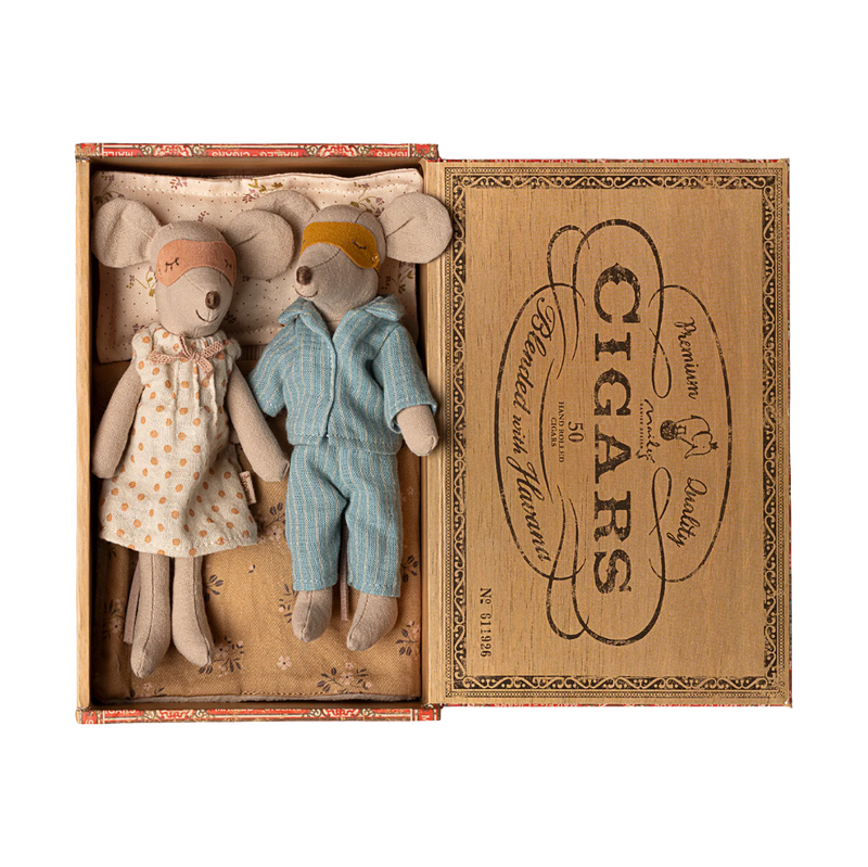 Mama y papa ratón en caja de cigarros
