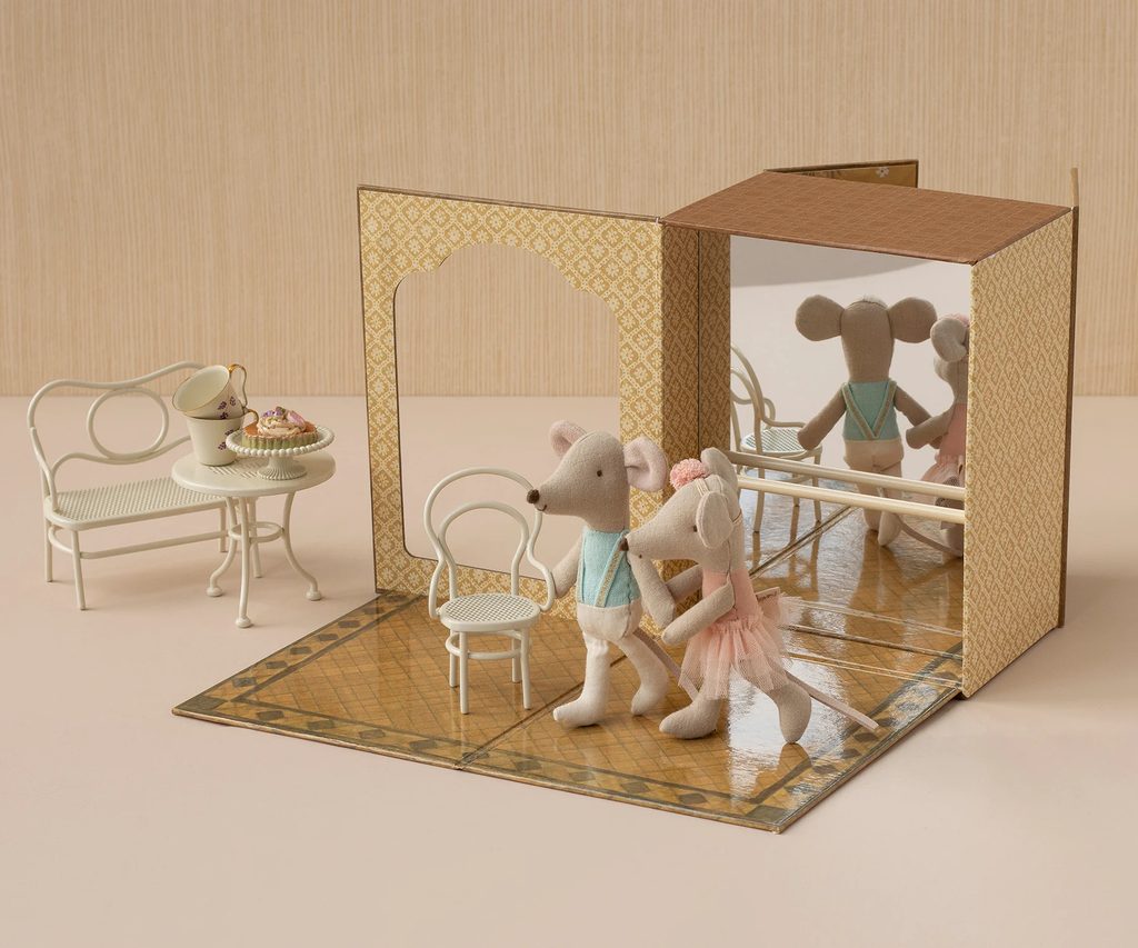 Ratones en estudio de danza, hermanos pequeños