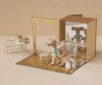 Ratones en estudio de danza, hermanos pequeños