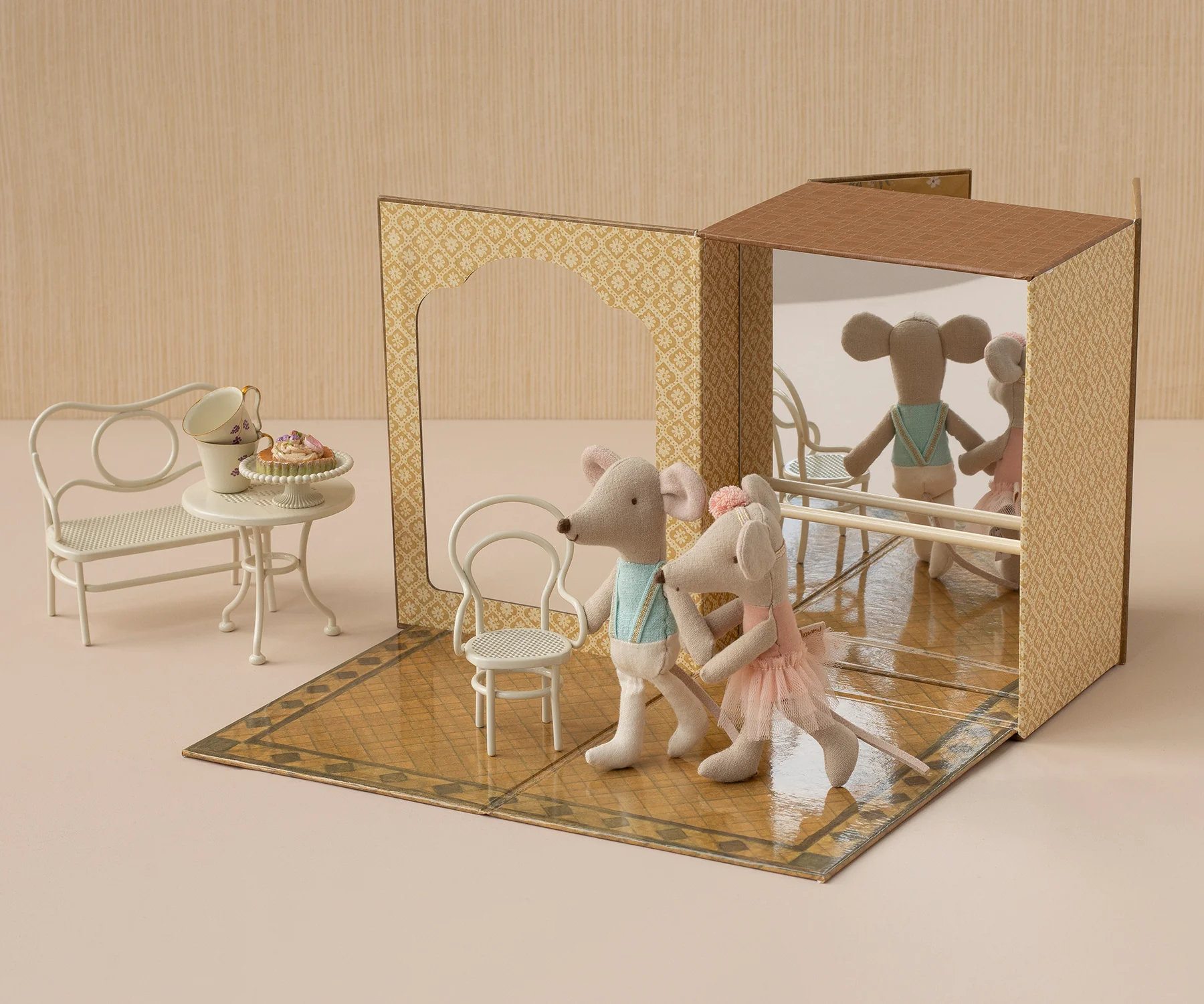 Ratones en estudio de danza, hermanos pequeños