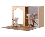 Ratones en estudio de danza, hermanos pequeños