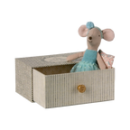 Ratón bailarín en sofá cama, Hermanita