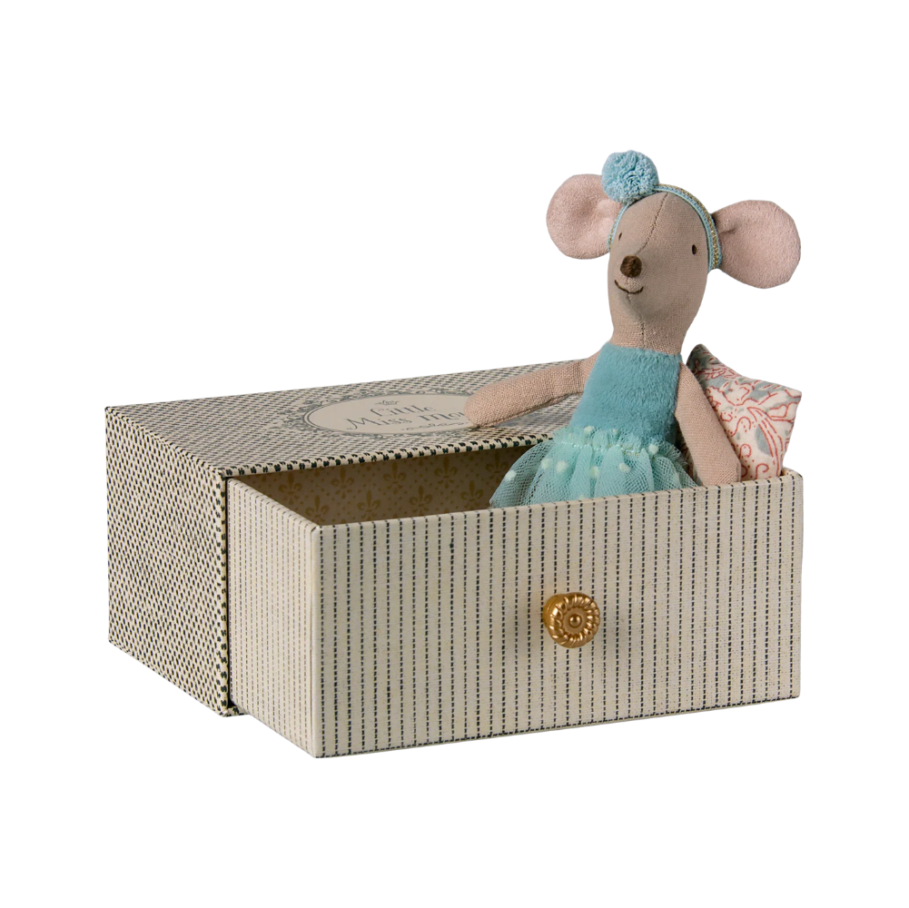 Ratón bailarín en sofá cama, Hermanita