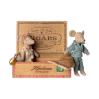 Mama y papa ratón en caja de cigarros